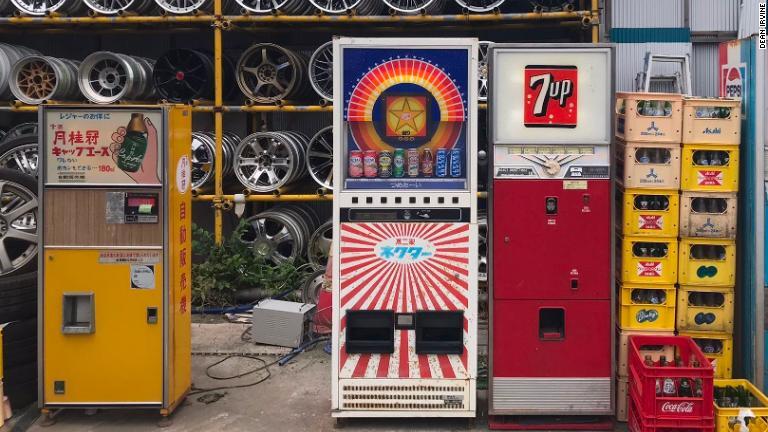 食品衛生法上、ホットスナック自販機のオーナーは資格を取り、衛生状態を保つことが求められる/Dean Irvine