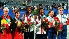 ダブルスで金メダルを獲得したセリーナ・ウィリアムズ選手と姉のビーナス・ウィリアムズ選手＝２０００年、シドニー・オリンピック