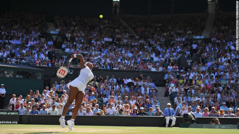 ウィンブルドンでプレーするセリーナ・ウィリアムズ選手=2008年
/Dubreuil Corinne/Abaca Press/Reuters