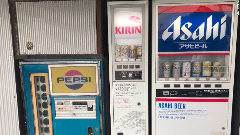 斉藤さんの所有する自動販売機は昭和後期のものが多くを占めている/Dean Irvine