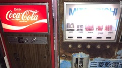 クラシックなガラス瓶に入ったコーラは１００円