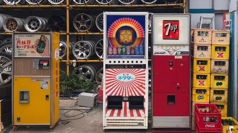 昭和の自販機を７０台も集めた新名所が人気を集めている
