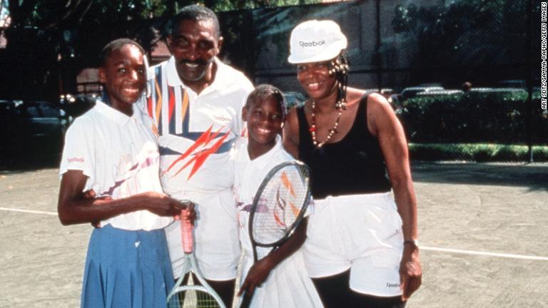 ウィリアムズ選手は姉のビーナス・ウィリアムズ選手とともに父親のリチャードさんからテニスの指導を受けてきた/Art Seitz/Gamma-Rapho/Getty Images