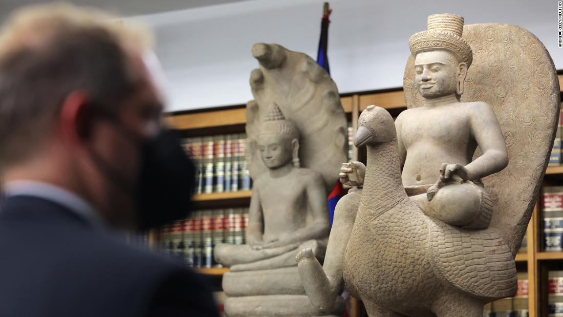 １０世紀の砂岩彫刻「クジャクに乗ったスカンダ」はカンボジアに返還された文化財３０点の一つ/Andrew Kelly/Reuters