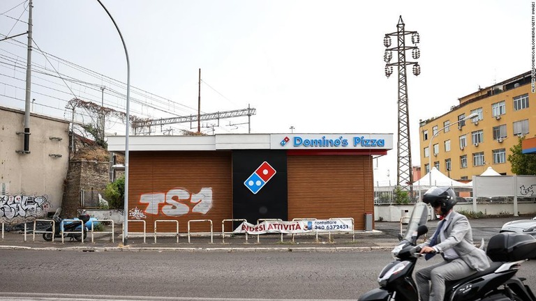 閉店したドミノ・ピザの店舗＝９日、ローマ/Alessia Pierdomenico/Bloomberg/Getty Images