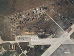クリミア半島のロシア空軍基地、爆発で航空機少なくとも７機破壊