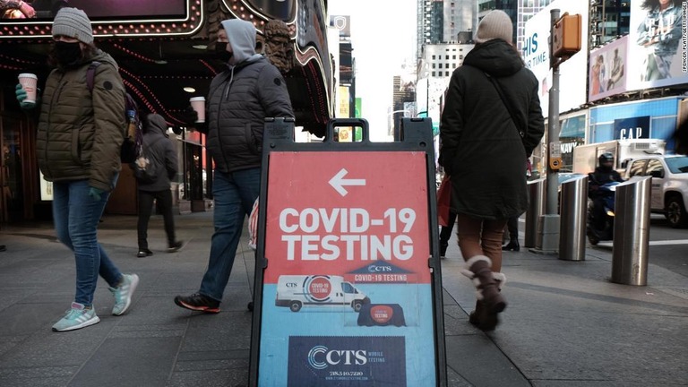 新型コロナの検査場を示す掲示板＝１月２１日、米ニューヨーク市マンハッタン/Spencer Platt/Getty Images