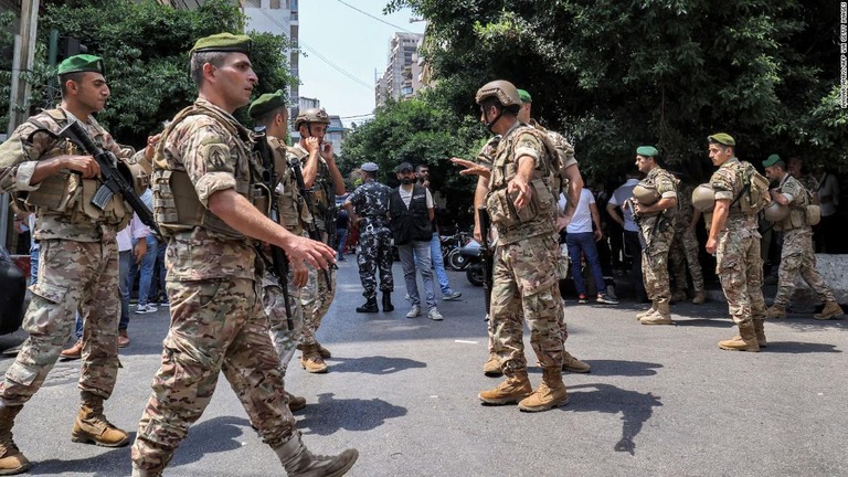 銀行前に集まる軍兵士＝１１日、ベイルート/ANWAR AMRO/AFP via Getty Images