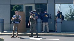 銃持った男、ＦＢＩ事務所に侵入試みる　当局と対峙後に死亡　米