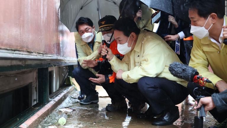 浸水し一家が死亡した現地を訪れた韓国の尹錫悦（ユンソンニョル）大統領ら＝１０日、韓国・ソウル市/Presidential Office