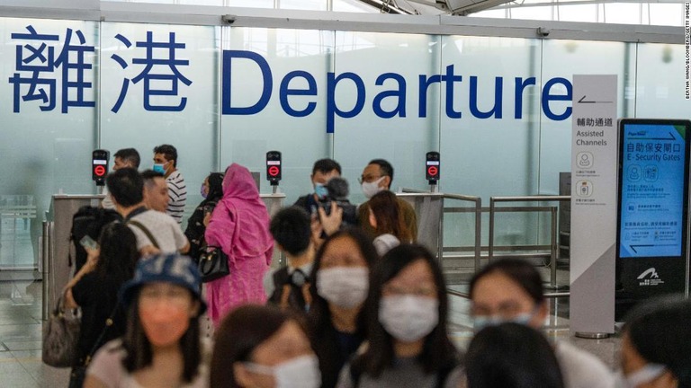 香港国際空港の出発エリアに集まる人々/Bertha Wang/Bloomberg/Getty Images