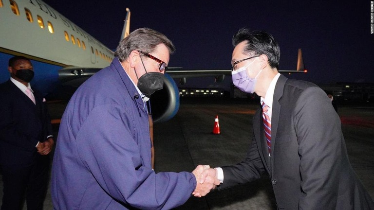 １４日、台湾に到着した米民主党のマーキー上院議員（左）/Taiwan Foreign Ministry