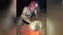 洞窟の奥に迷い込んだ犬、探検隊が救助　２カ月ぶりに飼い主と再会