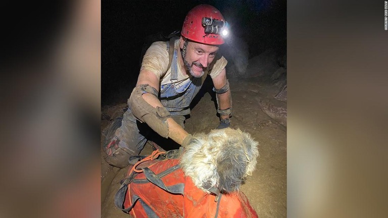 洞窟探検プロジェクトに参加していた男性が犬を救出する出来事があった/Courtesy Rick Haley