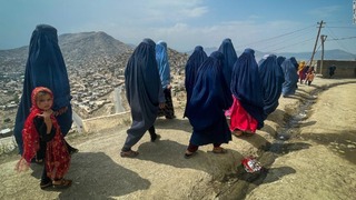 タリバン政権復帰から１年、アフガンで深まる食料危機　「夕食なしの日も」
