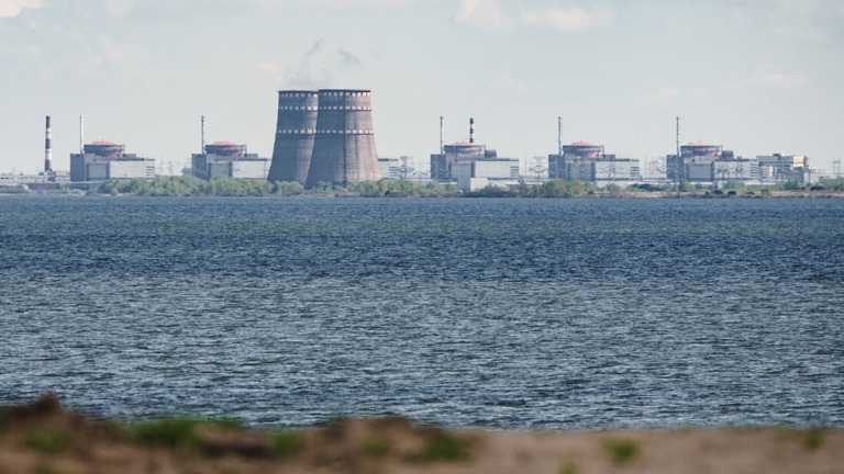 ドニプロ川対岸のニコポリから見たザポリージャ原子力発電所/Ed Jones/AFP/Getty Images