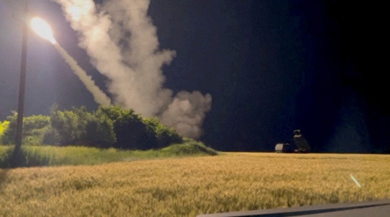 発射された高機動ロケット砲システム「ＨＩＭＡＲＳ（ハイマース）」＝６月２４日、ウクライナ/Pavlo Narozhnyy/Reuters