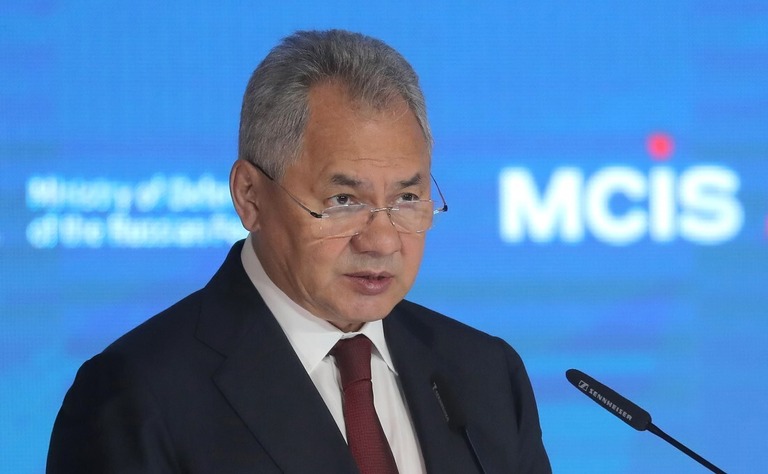 国際安全保障に関する会議で発言するロシアのショイグ国防相＝１６日、ロシア・モスクワ近郊/Maxim Shipenkov/EPA/Shutterstock