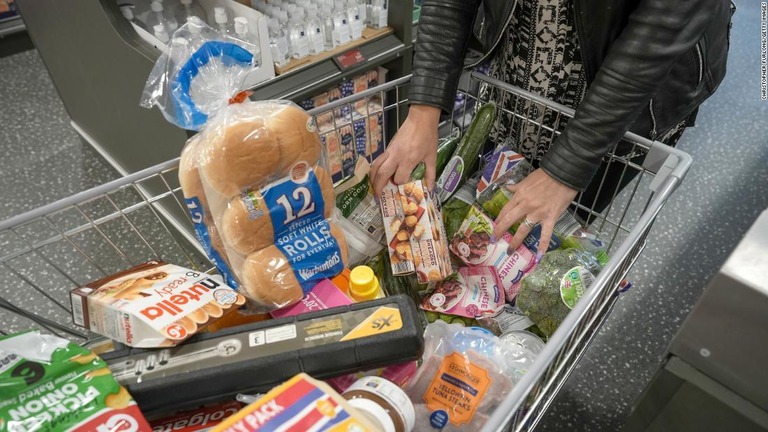 食品価格の伸びを主因として、英国の物価上昇率が４０年ぶりに１０％を超えた/Christopher Furlong/Getty Images