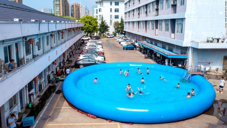 プールで暑さをしのぐ人々＝１２日、中国・浙江省湖州市/Visual China Group/Getty Images