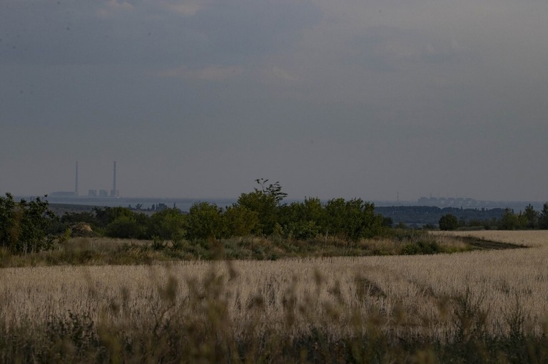 遠方に見えるザポリージャ原子力発電所。ロシア軍がいまだ駐留しているとみられる＝１１日/Metin Aktas/Anadolu Agency/Getty Images