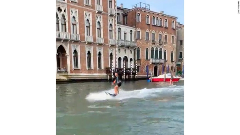 ベネチアの運河でサーフィンをした観光客２人に罰金が科され、ボードが没収された/Luigi Brugnaro
