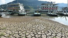 中国で干ばつ対策の人工降雨、記録的猛暑で長江干上がる