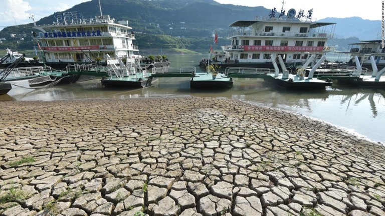 干上がり地割れの見える長江＝16日、中国重慶市雲陽/Visual China Group/Getty Images