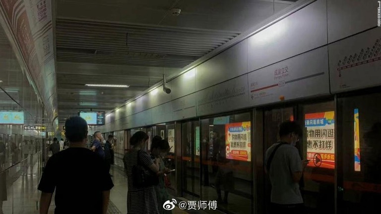「節電」モードに入った成都の地下鉄駅のプラットフォームで電車を待つ利用客ら/From Weibo(@賈師傅)