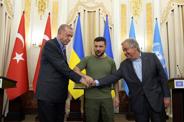 会談後に握手を交わす国連のグテーレス事務総長（右）、ウクライナのゼレンスキー大統領（中央）、トルコのエルドアン大統領/Evgeniy Maloletka/AP