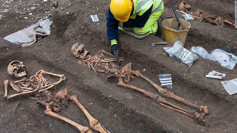 英ケンブリッジ大学の考古学者らが、中世の修道院の跡地から修道士の遺骨を発掘した/Cambridge Archaeological Unit