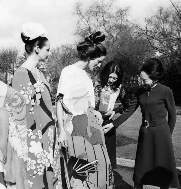 １９７２年、英ロンドンの日本大使館で開かれた関係者のみのファッションショーで作品を披露する森英恵氏（右から２人目）/Douglas Miller/Hulton Archive/Getty Images