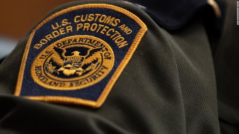 米税関・国境警備局（ＣＢＰ）が高級ブランドの時計やブレスレットの偽物など、時価７００万ドル（約９．６億円）相当の模倣品を押収した/Alex Edelman/Getty Images 