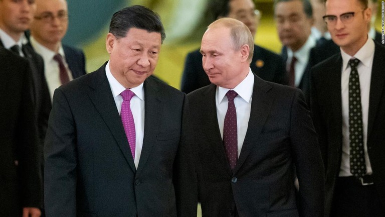 中国の習近平（シーチンピン）国家主席（左）とロシアのプーチン大統領＝２０１９年６月、ロシア首都モスクワ/Alexander Zemlianichenko/AP