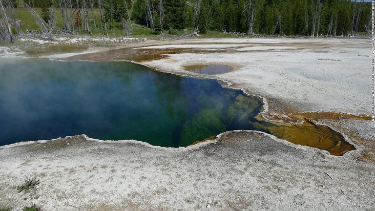 米イエローストーン国立公園の温泉で人の足の一部が見つかった/courtesy Diane Renkin/Yellowstone National Park/Smith Collection/Gado/Getty Images/FILE