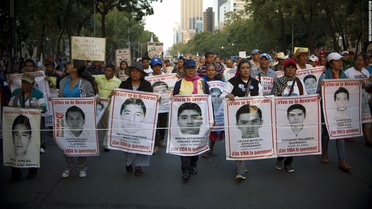学生の失踪事件で正義を求めて行進する人々＝２０１５年１１月、メキシコ市/Yuri Cortez/AFP/Getty Images