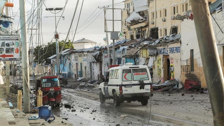 襲撃を受けたホテルの近くを走行する救急車両/Feisal Omar/Reuters