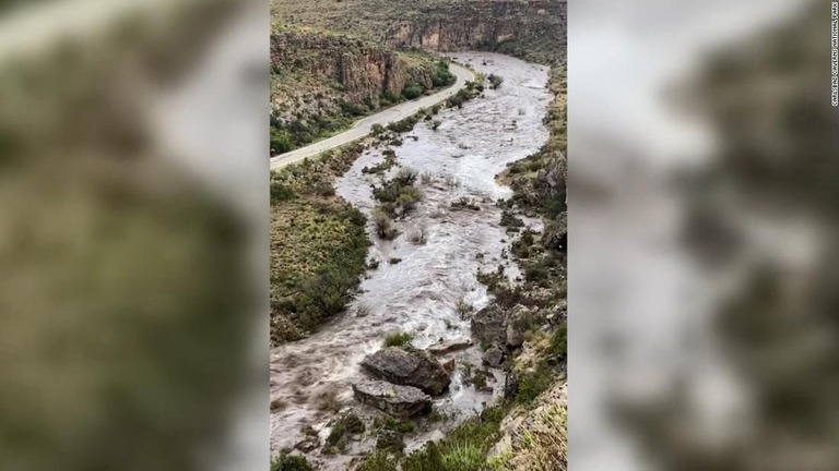 カールスバッド洞窟群国立公園が大雨に見舞われ、来園客が一時足止めとなった/Carlsbad Caverns National Park