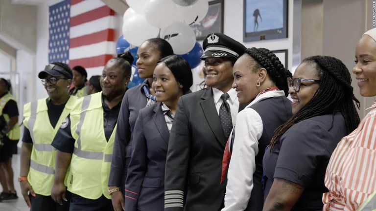 黒人女性で初めてパイロット免許を取得したベッシー・コールマンに敬意を表し、クルー全員が黒人女性の便が運航された/American Airlines