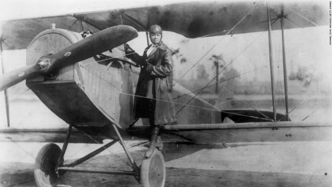 ベッシー・コールマンと複葉機＝１９２０年ごろ/Michael Ochs Archives/Getty Images