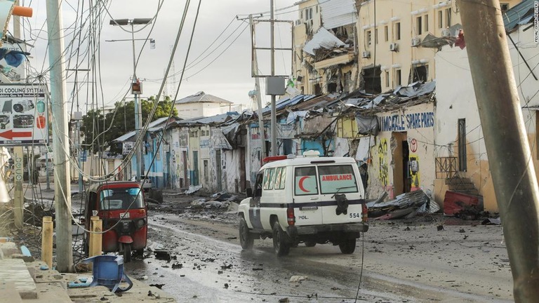ソマリア・モガディシオにあるホテルが武装集団に襲撃された事件で、治安部隊はホテルの包囲を解除した/Feisal Omar/Reuters