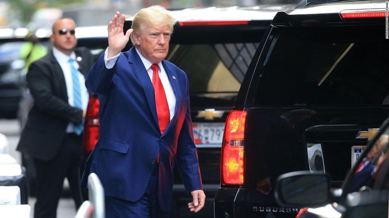 トランプ氏が家宅捜索で押収された書類の検査役の指定を求める訴訟を起こした/Stringer/AFP/Getty Images