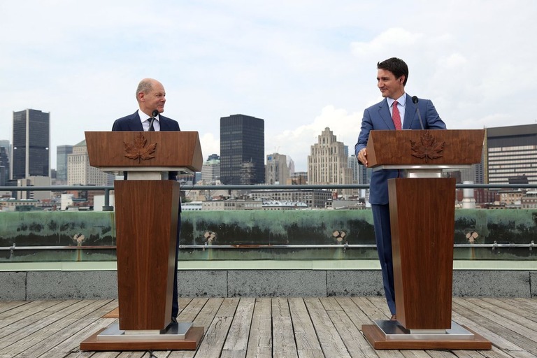 カナダのモントリオールで記者会見に臨むトルドー首相（右）とドイツのショルツ首相/Dave Chan/AFP/Getty Images
