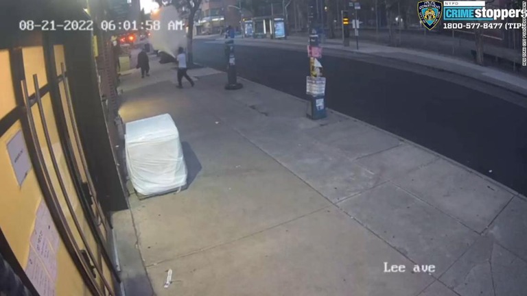 監視カメラ映像にはユダヤ人男性１人が消火器の薬剤を吹き付けられる様子が映っていた/New York City Police Department