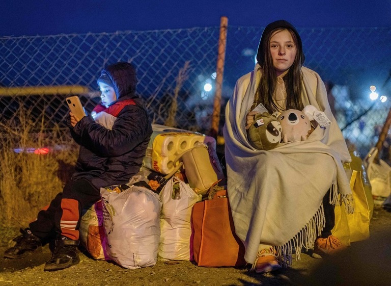 ポーランド東部の国境地帯で待機するウクライナ人の姉弟＝２月２６日/Wojtek Radwanski/AFP/Getty Images