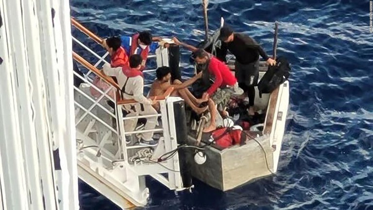 クルーズ船に救助されるキューバからの移民/Courtesy Cintia Zingoni