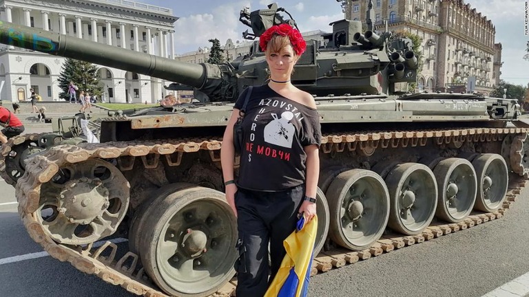 ウクライナ国旗を手にした女性。独立記念日を狙った攻撃が不安だと語る/Yulia Kesava/CNN