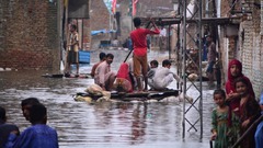 大雨や洪水の死者９００人超、子ども３２６人が犠牲に　パキスタン