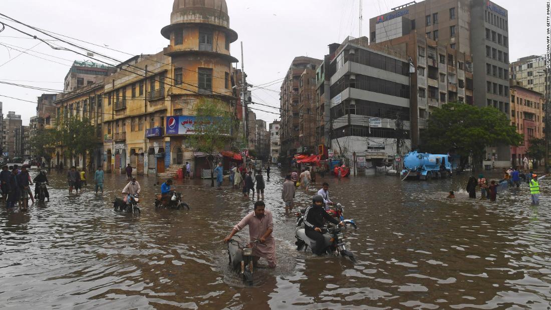 冠水した通り＝パキスタン南部カラチ/ASIF HASSAN/AFP via Getty Images