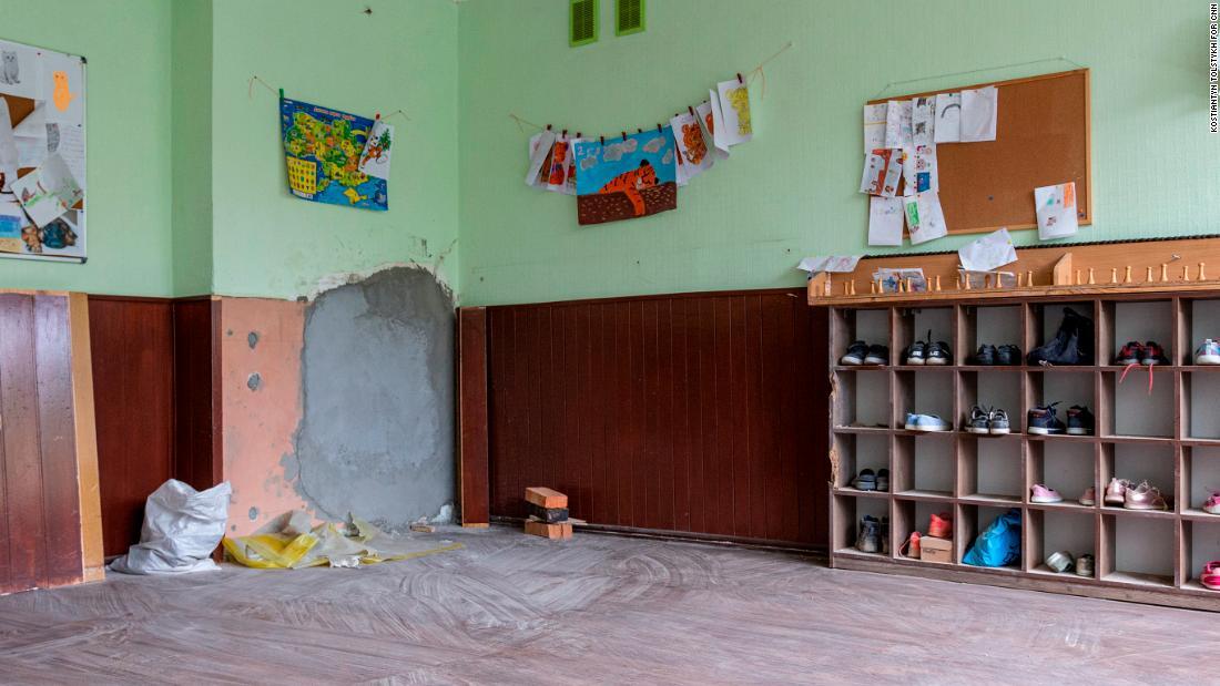壁に空いた穴をふさいだイルピンの第１７学校の教室/Kostiantyn Tolstykh for CNN